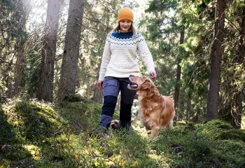 Vaeltaminen koiran kanssa metsässä